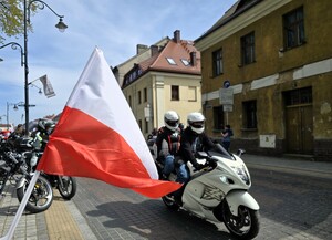 Zdjęcie przedstawia flagę Polski.