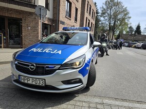 Zdjęcie przedstawia radiowóz.
