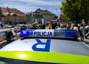 Zdjęcie przedstawia radiowóz.