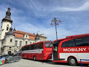 Zdjęcie przedstawia mobilne punkty poboru krwi.