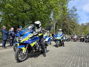 Zdjęcie przedstawia policjantów na motocyklach policyjnych.
