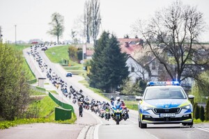 Zdjęcie przedstawia radiowóz prowadzący kolumnę motocyklistów.