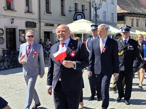 Zdjęcie przedstawia uczestników obchodów święta Konstytucji 3 maja.