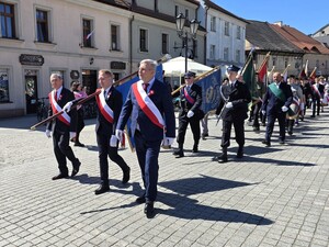 Zdjęcie przedstawia uczestników obchodów święta Konstytucji 3 maja.