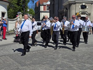 Zdjęcie przedstawia uczestników obchodów święta Konstytucji 3 maja.