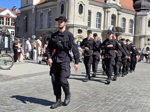 Zdjęcie przedstawia uczestników obchodów święta Konstytucji 3 maja.
