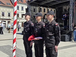 Zdjęcie przedstawia uczestników obchodów święta Konstytucji 3 maja.