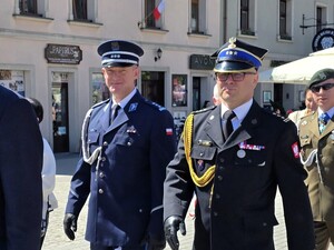 Zdjęcie przedstawia uczestników obchodów święta Konstytucji 3 maja.