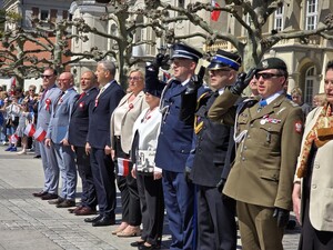 Zdjęcie przedstawia uczestników obchodów święta Konstytucji 3 maja.