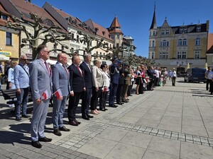 Zdjęcie przedstawia uczestników obchodów święta Konstytucji 3 maja.