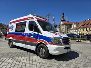 Zdjęcie przedstawia ambulans.