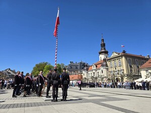 Zdjęcie przedstawia uczestników obchodów święta Konstytucji 3 maja.
