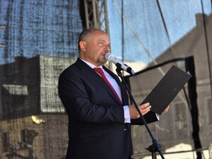 Zdjęcie przedstawia uczestników obchodów święta Konstytucji 3 maja.