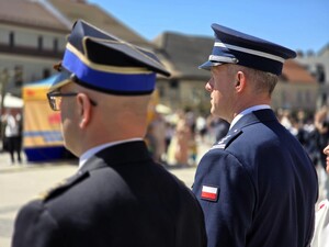 Zdjęcie przedstawia uczestników obchodów święta Konstytucji 3 maja.