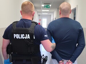Zdjęcie policjanta z zatrzymanym.