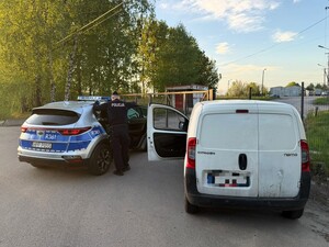Zdjęcie: radiowóz i samochód osobowy.