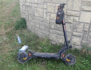 Zdjęcie przedstawia hulajnogę elektryczną.
