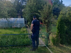 Zdjęcie przedstawia umundurowanego policjanta.