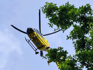 Zdjęcie przedstawia helikopter Lotniczego Pogotowia Ratunkowego na niebie.