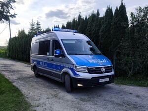 Zdjęcie przedstawia radiowóz.