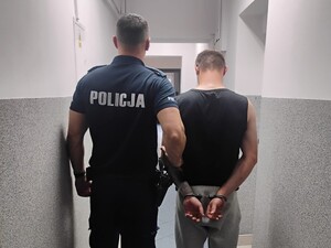 Zdjęcie: policjant z zatrzymanym mężczyzną.