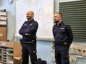 Zdjęcie: policjanci podczas profilaktyki w szkole.