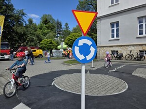 Zdjęcie przedstawia atrakcje na pikniku.