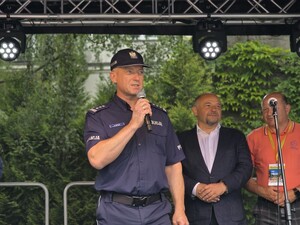 Zdjęcie przedstawia uczestników Pikniku "Bezpieczny Powiat"