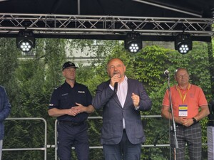 Zdjęcie przedstawia uczestników Pikniku "Bezpieczny Powiat"