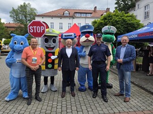 Zdjęcie przedstawia uczestników Pikniku "Bezpieczny Powiat"