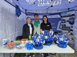Zdjęcie przedstawia uczestników Pikniku "Bezpieczny Powiat".