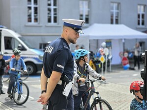 Zdjęcie przedstawia umundurowanego policjanta na pikniku.