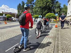 Zdjęcie przedstawia uczestników Pikniku "Bezpieczny Powiat".