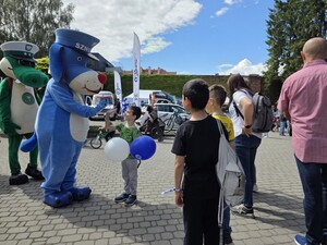 Zdjęcie przedstawia uczestników Pikniku "Bezpieczny Powiat".