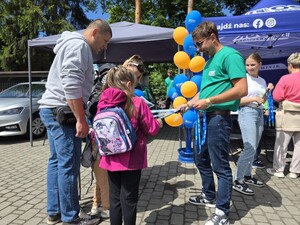 Zdjęcie przedstawia uczestników Pikniku "Bezpieczny Powiat".