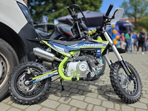 Zdjęcie przedstawia motocross.
