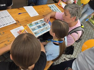 Zdjęcie przedstawia uczestników Pikniku "Bezpieczny Powiat".