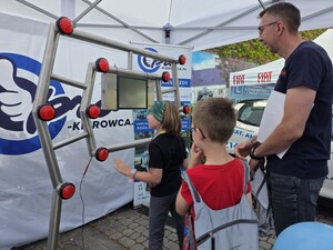 Zdjęcie przedstawia uczestników Pikniku "Bezpieczny Powiat".