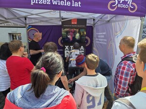 Zdjęcie przedstawia uczestników Pikniku "Bezpieczny Powiat".