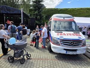 Zdjęcie przedstawia uczestników Pikniku "Bezpieczny Powiat".