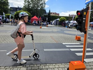 Zdjęcie przedstawia uczestników Pikniku "Bezpieczny Powiat".