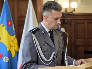 Zdjęcie: uroczysta zbiórka z okazji święta policji w Pszczynie.
