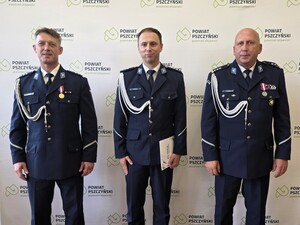 Zdjęcie: uroczysta zbiórka z okazji święta policji w Pszczynie.