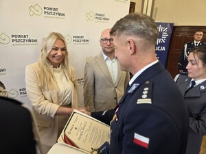 Zdjęcie: uroczysta zbiórka z okazji Święta Policji w Pszczynie.