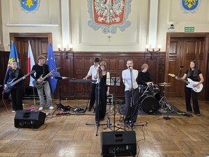 Zdjęcie: uroczysta zbiórka z okazji Święta Policji w Pszczynie.