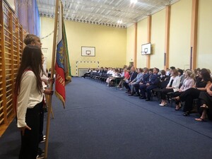 Zdjęcie przedstawia uroczystość rozpoczęcia roku szkolnego.