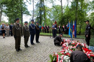 Zdjęcie przedstawia uroczystość wybuchu II wojny światowej.