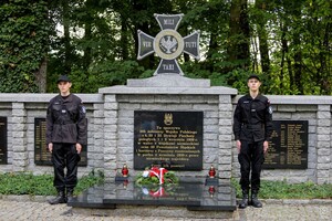 Zdjęcie przedstawia uroczystość wybuchu II wojny światowej.
