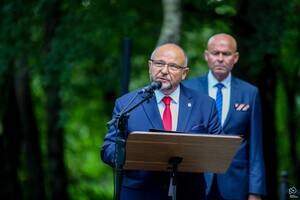 Zdjęcie przedstawia uroczystość wybuchu II wojny światowej.
