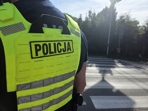 Zdjęcie przedstawia policyjną kamizelkę i pasy.